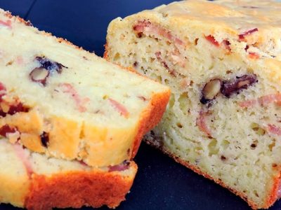Este bizcocho salado de queso, jamón y aceitunas es lo más práctico que vas a cocinar esta semana