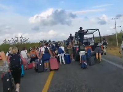 Niegan secuestro de turistas franceses en bloqueo carretero en Oaxaca