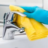 Como lo hacían las abuelas: el truco para eliminar las manchas de óxido y cal de tus griferías en 5 minutos