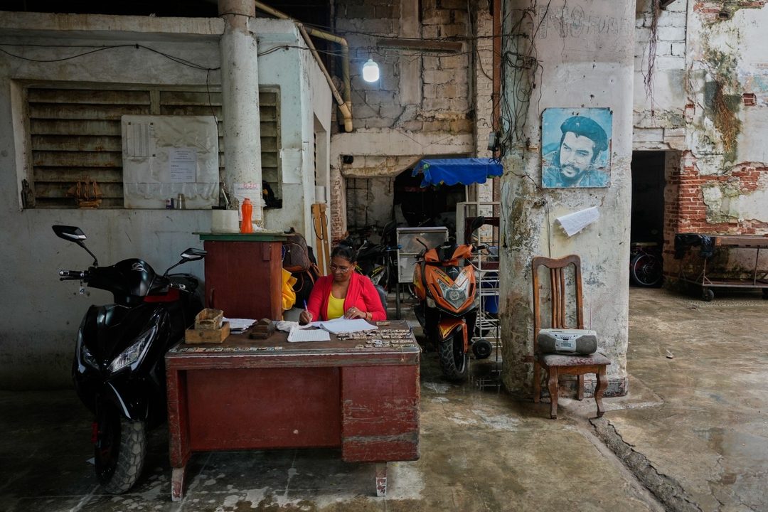 Escritorio La Habana  Foto Ramón Espinosa  AP