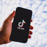 TikTok trabaja en una herramienta para identificar el contenido generado con IA
