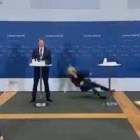 Funcionaria de salud de Dinamarca se desmaya en plena conferencia