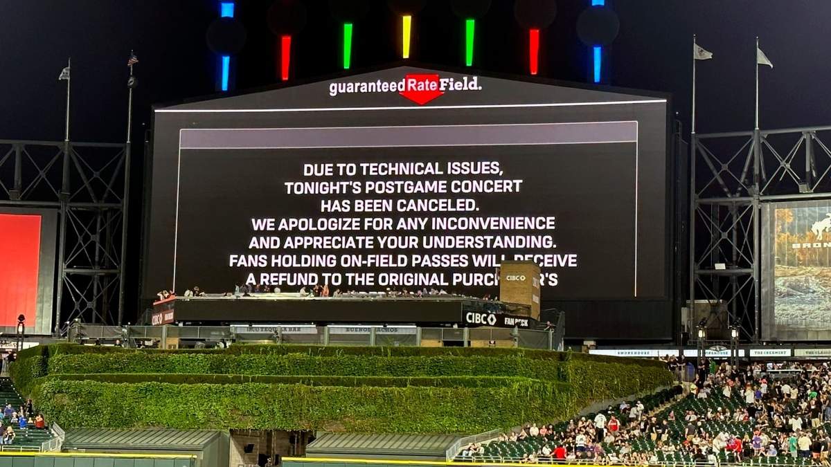 Un mensaje en el estadio Guaranteed Rate Field anuncia la cancelación del concierto programado tras el partido