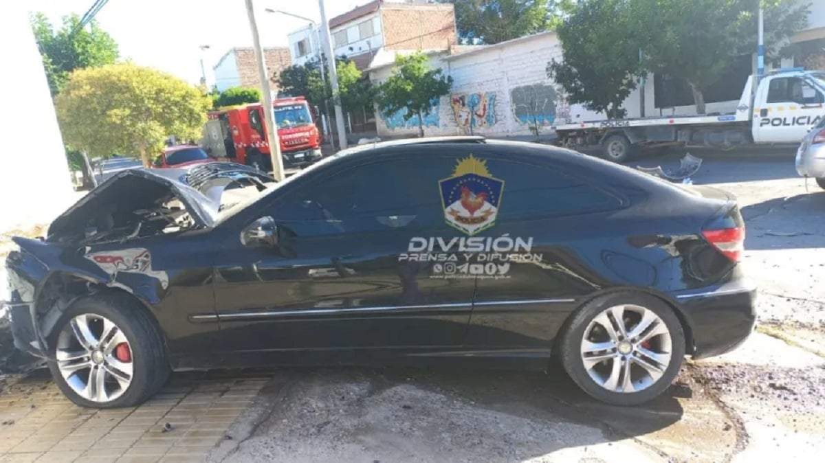 El hombre que conducía el Mercedes Benz terminó contra un paredón. Fuente: (Policía Neuquén)