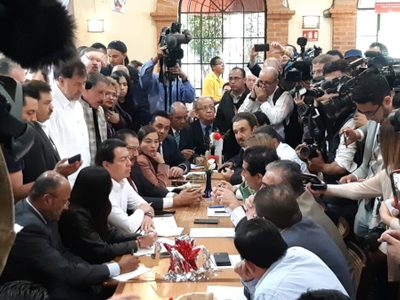 Campesinos bloquean San Lázaro; diputados atienden a alcaldes en un restaurante