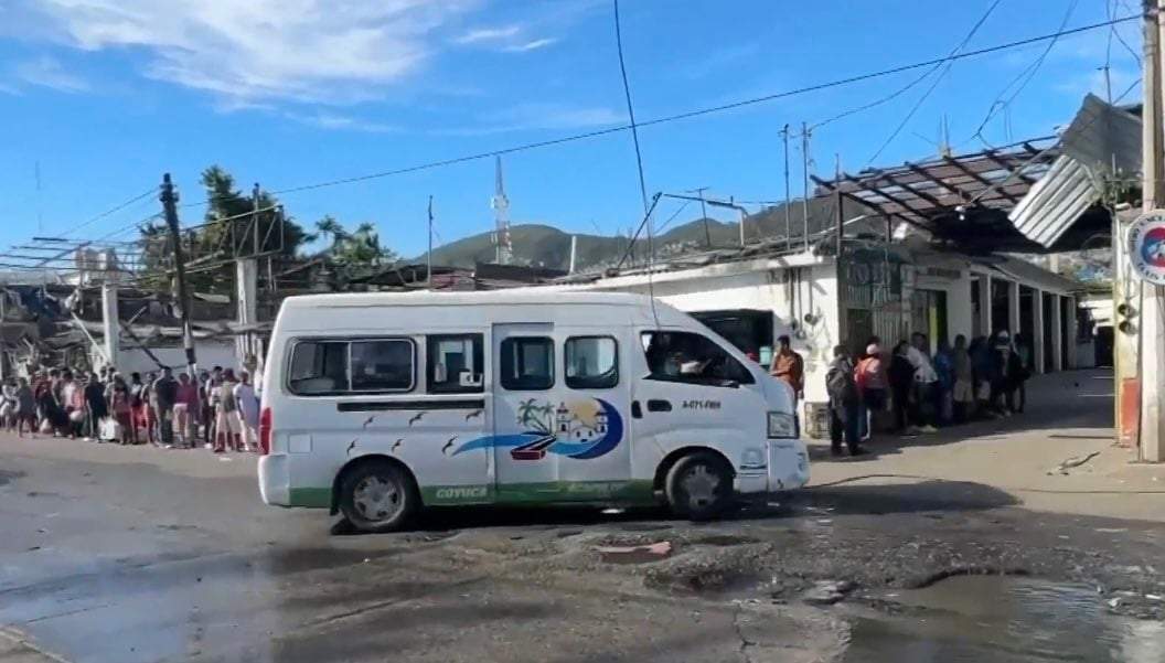 Personas aguardan en fila por la suspensión de transporte