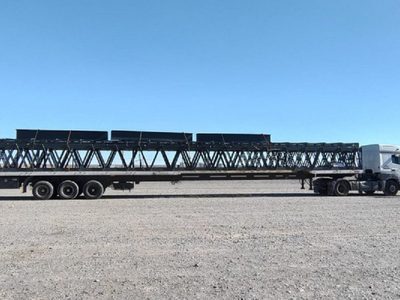 Avanza la construcción del puente metálico sobre el río Curi Leuvú