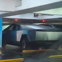 Un diputado libertario llegó al Congreso manejando un Tesla: "Con la mía"