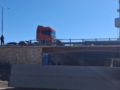 Un camión desbarrancó del Acceso Este y cortó Cañadita Alegre