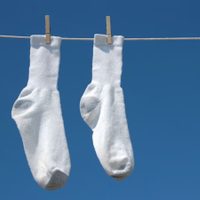 El secreto de las abuelas para dejar tus medias bien blancas y como nuevas sin usar ni una gota de lavandina