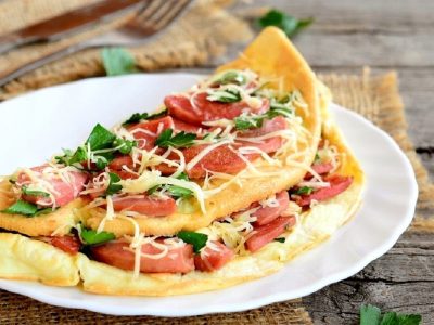 Tortilla de salchichas, queso y tomate: la receta exprés que tenés que hacer para cenar