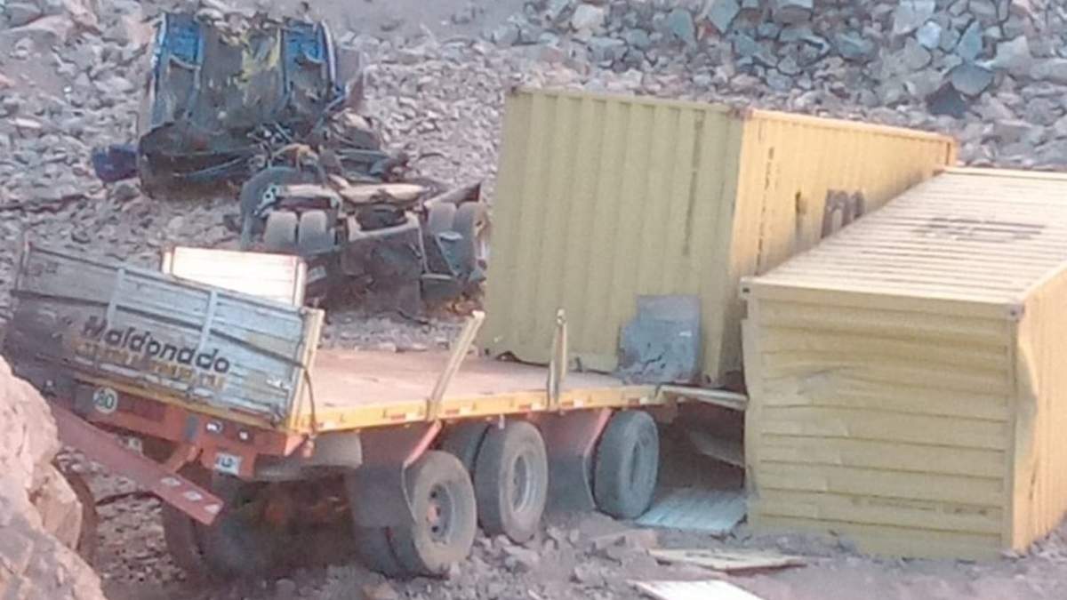 Un camión con acoplado desbarrancó en la ruta 7
