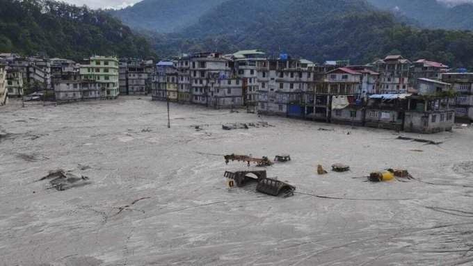 Edificios anegados debido a las inundaciones repentinas provocadas por fuertes aguaceros en Rangpo, en la región de Sikkim, India