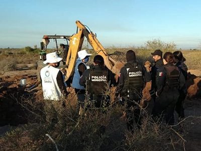 Encuentran en una fosa clandestina un auto con osamentas en su interior