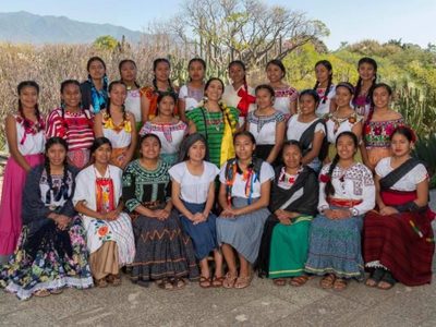 Reprocha Lila Downs el despilfarro de las campañas electorales