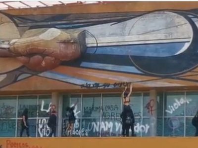 Tras protesta por violación en CCH Sur, UNAM reprocha vandalización a mural de Siqueiros en Rectoría