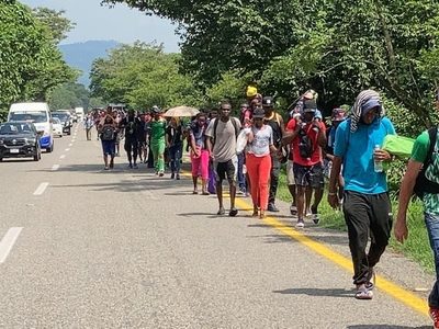 Caravana de más de 500 migrantes avanzó por la carretera costera de Chiapas