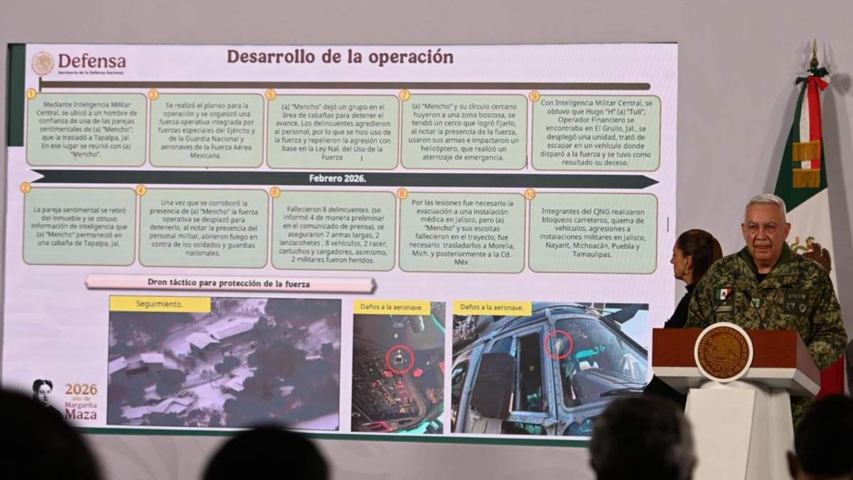 El general Ricardo Trevilla Trejo con Sheinbaum durante la conferencia mañanera