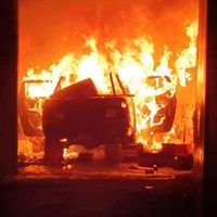 Durante protesta, pobladores incendian palacio municipal y patrullas en Yucatán