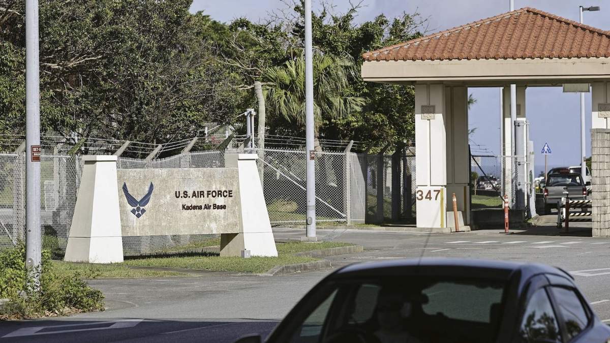 Puerta de acceso a la Base Aérea Kadena en Okinawa