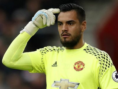 Sergio Romero con nulo protagonismo en Inglaterra y el análisis de volver al país