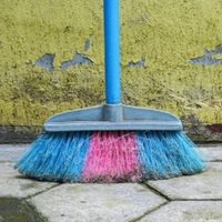El error que cometés al barrer y que, según el Feng Shui, aleja la suerte y el dinero