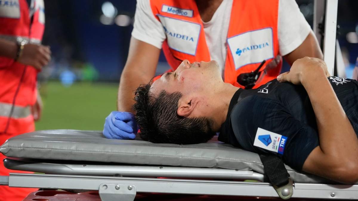 El mexicano Hirving "Chucky" Lozano, del Napoli, es retirado en camilla tras sufrir un golpe en la cabeza