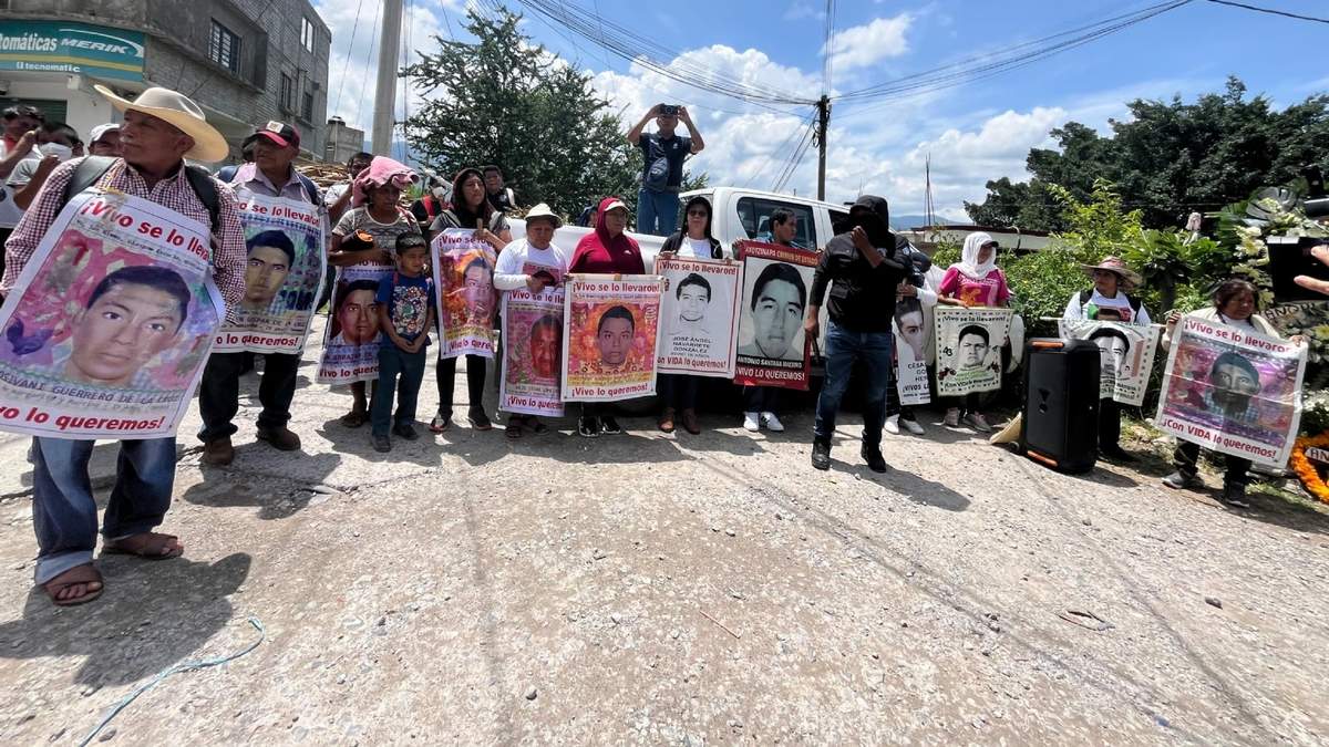 Manifestación de los padres de normalistas