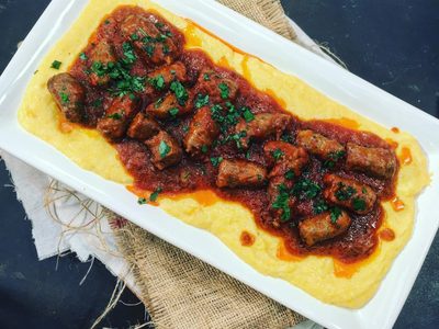 Polenta con salchicha parrillera: intensamente cremosa, la receta otoñal por excelencia, que es un 10