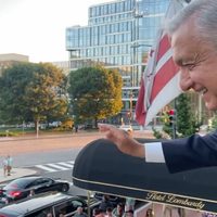 AMLO reparte saludos, aplausos y besos desde la ventana de su hotel en Washington (Video)