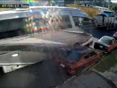 Captan cómo autobús turístico embiste automóviles y provoca tres muertes en Xalapa