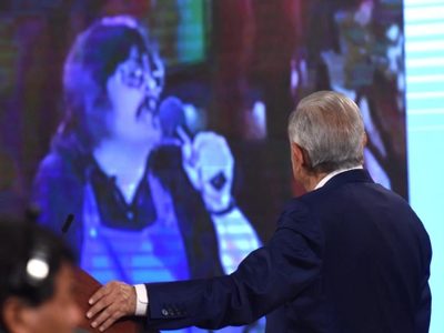 AMLO celebra que la consejera presidenta del INE ya se bajó el sueldo