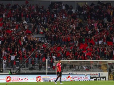 Concacaf condena violencia ocurrida entre aficionados de Gallos y Atlas en Querétaro
