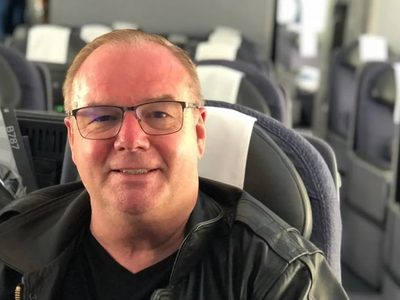 Tom Stucker se hizo millonario volando y ya le ha dado 925 vueltas al mundo