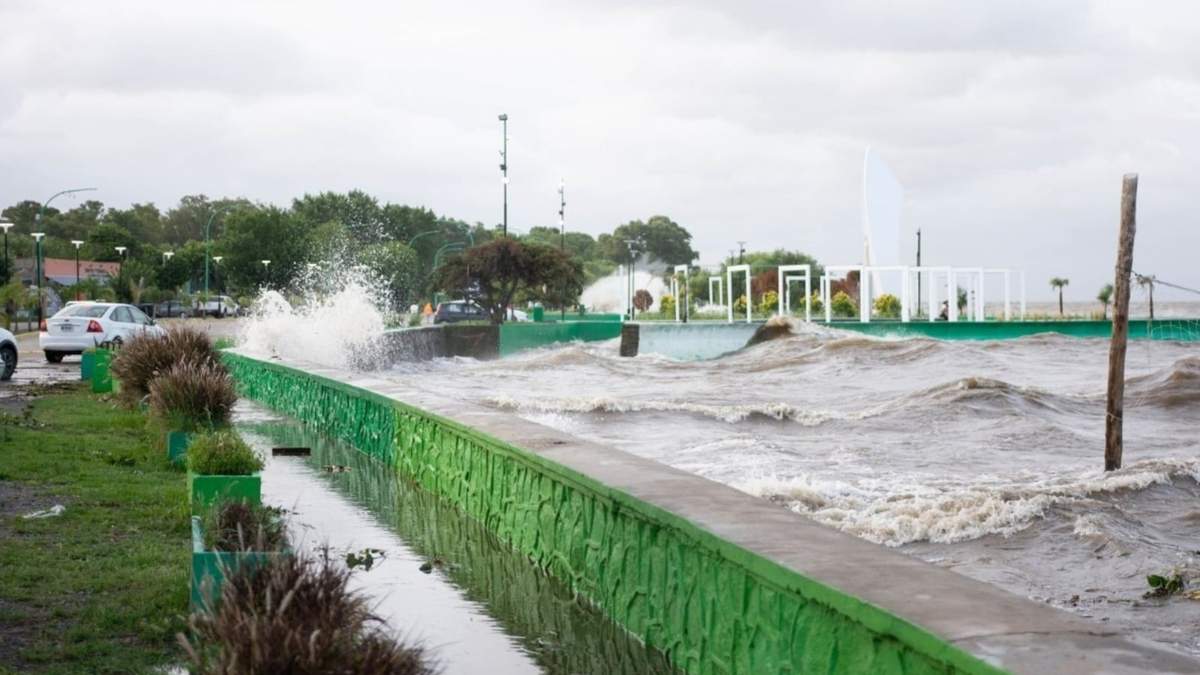 El río La Plata alcanzó niveles récord este martes. Fuente: (Twitter)