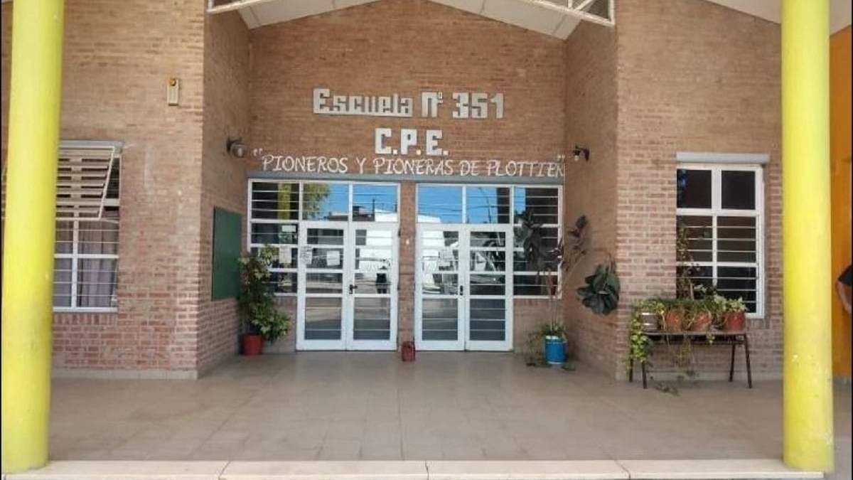 La comunidad educativa de la escuela primaria N° 351 de Plottier reclamó por obras en el edificio. Fuente: (Minuto Neuquén)