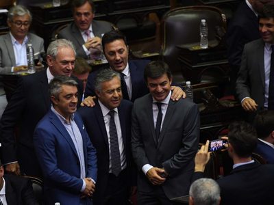 Alfredo Cornejo pide un bono especial para trabajadores del vino y la fruta