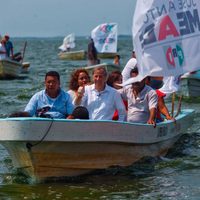 Arriba de ostentoso templete, Meade presenta su programa contra la pobreza 'Avanzar contigo”