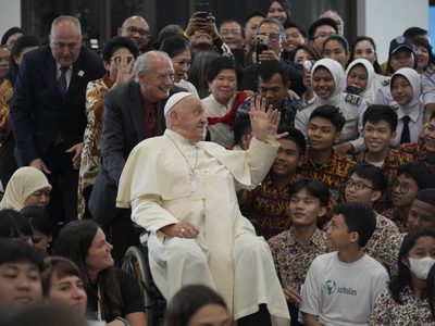 Papa se sale del guion en Asia y muestra que aún puede mover multitudes
