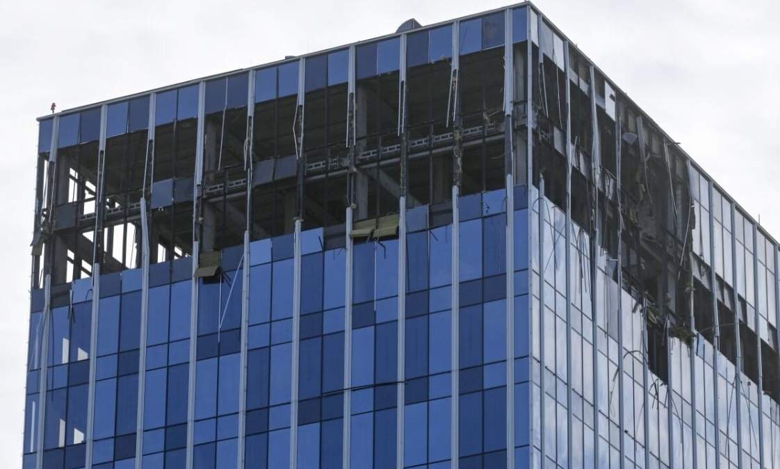 Una vista de un edificio dañado se ve tras un supuesto ataque de drones en Moscú, Rusia, el lunes 24 de julio