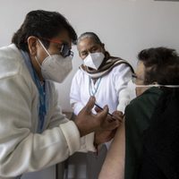 Tercera dosis de la vacuna contra covid-19 aumenta los anticuerpos un 85% en ancianos