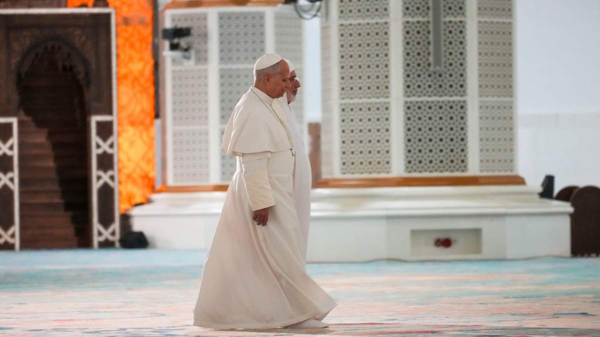 El papa León XIV es recibido por el rector Mohamed Mamoun Al Qasimi a su llegada a la Gran Mezquita de Argel, el lunes 13 de abril de 2026, en el primer día de un viaje apostólico de 11 días a África