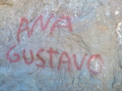 Indignación en la Ruta 237: el camionero que vandalizó una roca del Valle Encantado pidió disculpas y la empresa limpió el grafiti