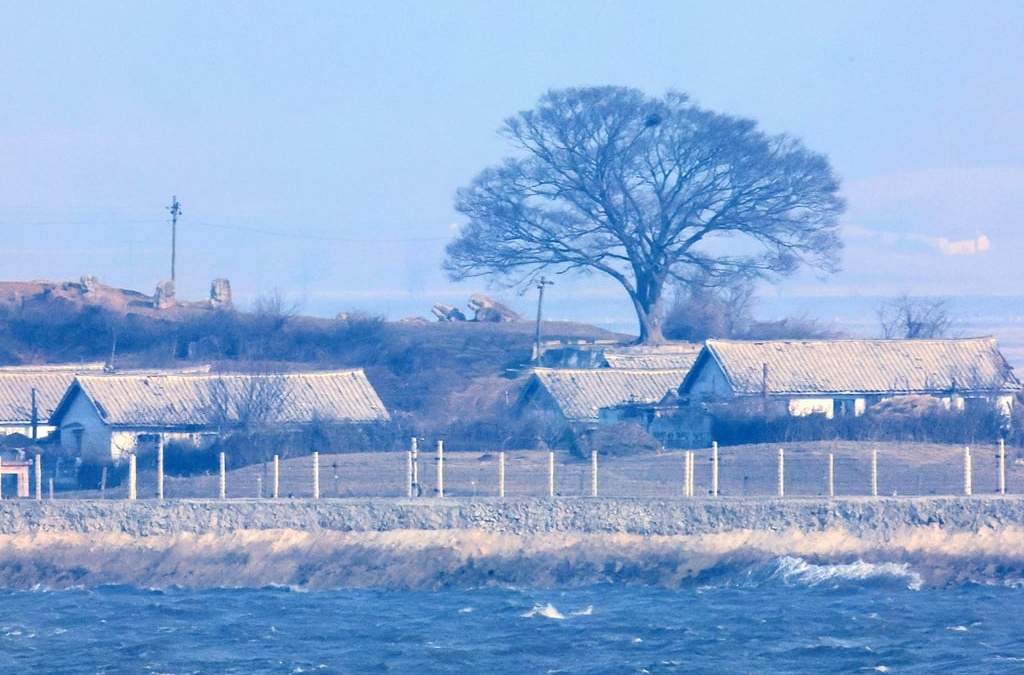 La localidad norcoreana de Kaepoong, vista desde Ganghwa, Corea del Sur, cerca de la frontera entre las dos naciones, el 10 de enero de 2026