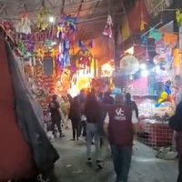Arde local de piñatas en el Mercado de Jamaica de la CDMX; no hay heridos