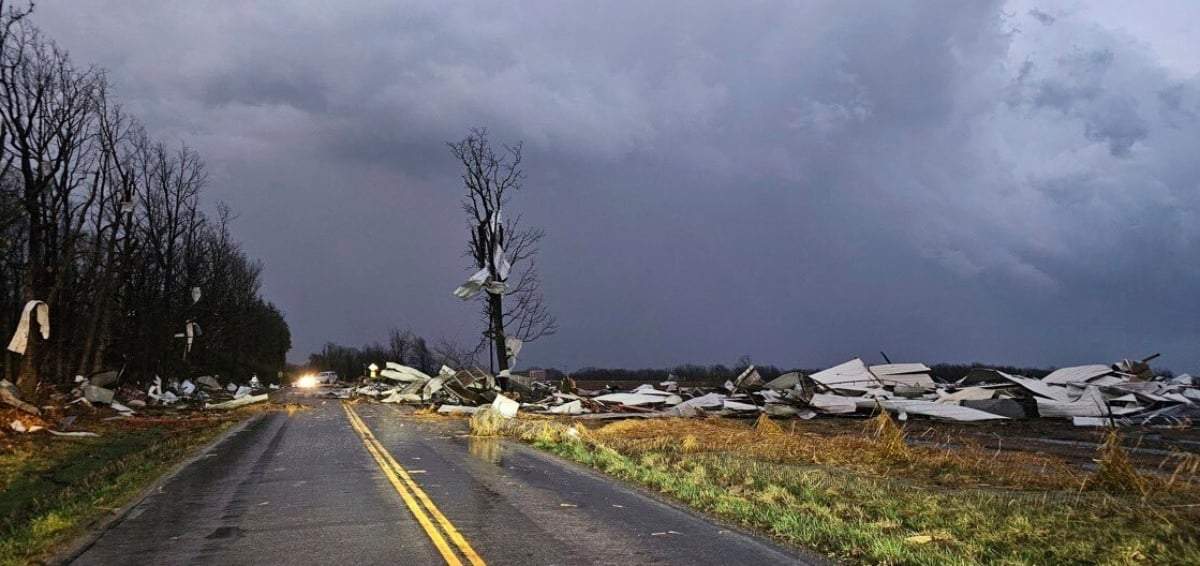 Escombros cubren la carretera tras una fuerte tormenta en la zona norte de Seymour, Missouri
