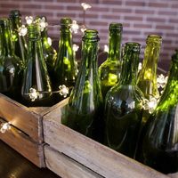 Si se terminó la botella de vino, no la tires: mirá esta hermosa creación con vidrios rotos