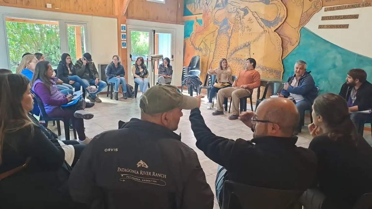 Reunión con el supervisor de escuelas técnicas en San Martín de los Andes. Fuente: (Facebook)