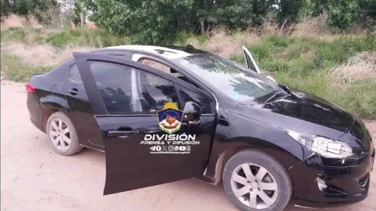 El vehículo fue hallado cuando el sujeto lo estaba pintando de color negro. Fuente: (Policía de Neuquén)