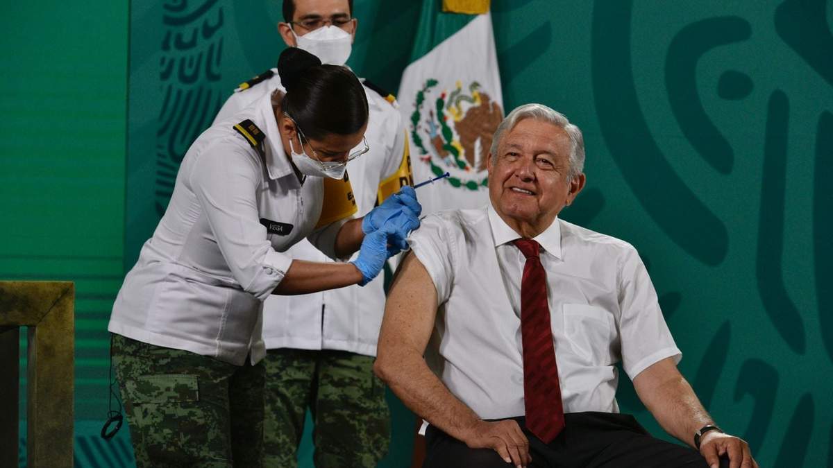 Una enfermera militar le aplicó la segunda dosis al mandatario